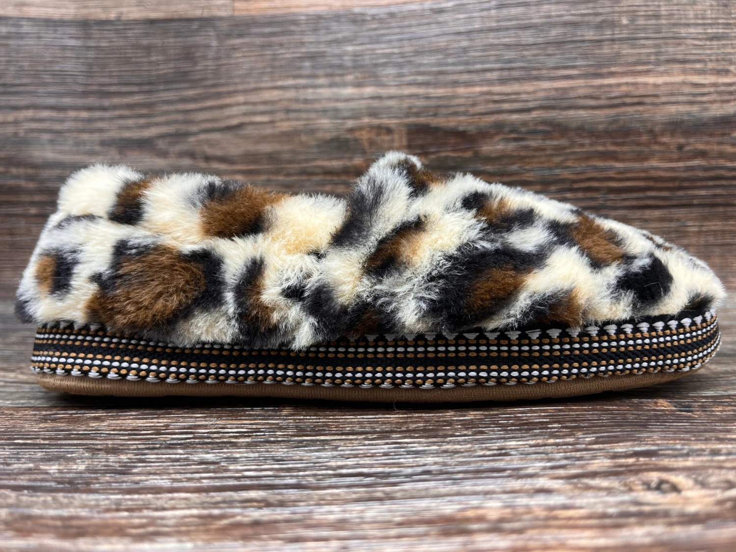 Ar2271 Women's Snuggle Slipper By Ariat 2 Ar2271 Women's Snuggle Slipper By Ariat - Image 2