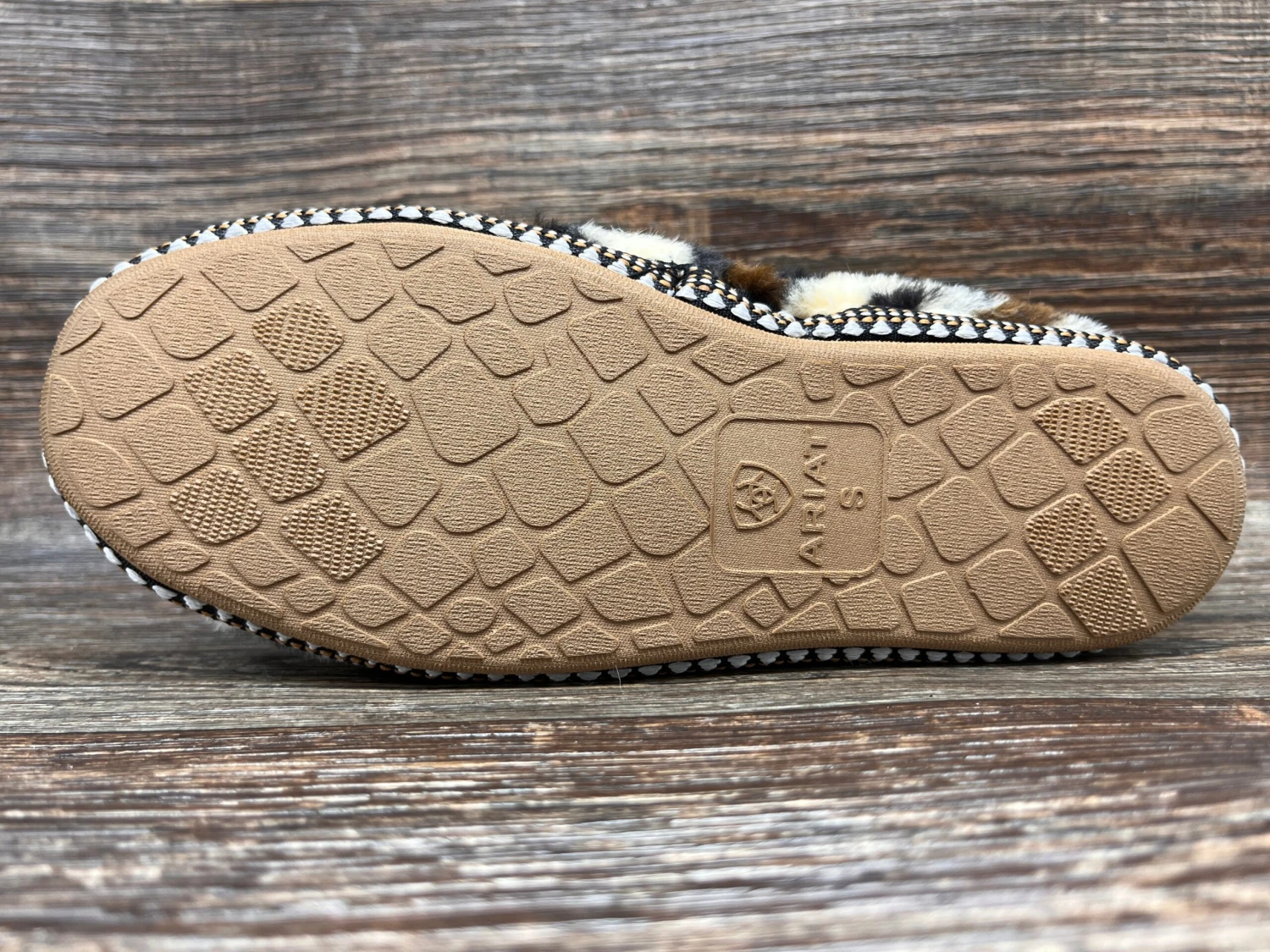 Ar2271 Women's Snuggle Slipper By Ariat 4 Ar2271 Women's Snuggle Slipper By Ariat - Image 4